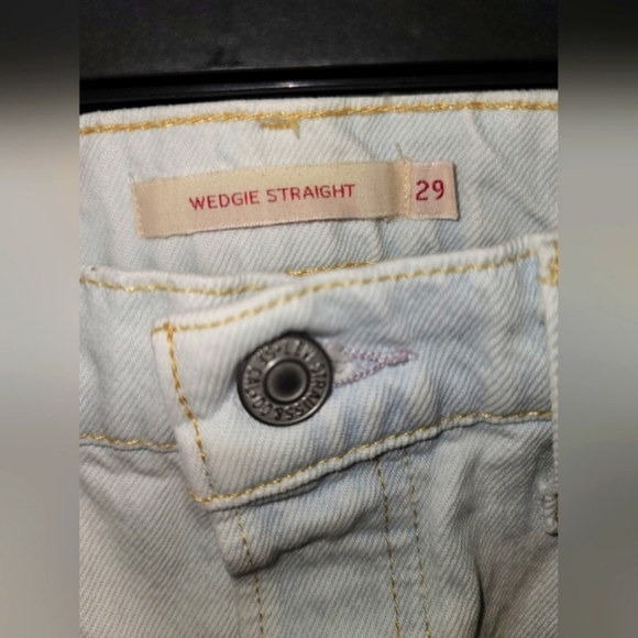 EUC Levi's Women's Straight Leg Light Blue Jeans - Picture 2 of 4